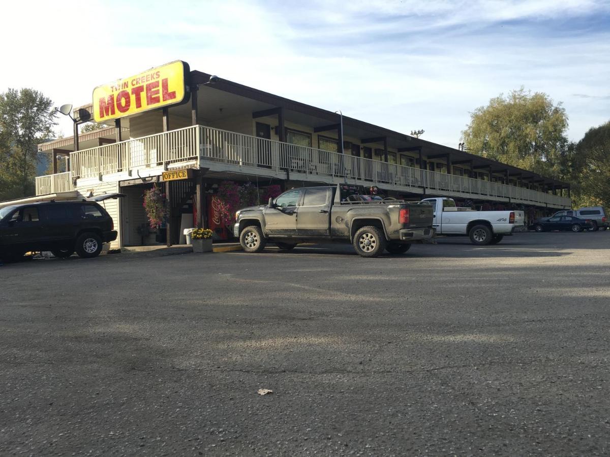 Twin Creeks Motel Lumby Kültér fotó